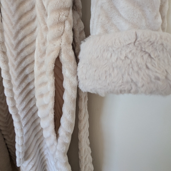 New W/Out Tags Robe Medium Long In Cream/Beige - Picture 9 of 9